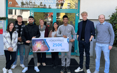 UNH zeichnet zwei JUNIOR Schülerfirmen mit Förderpreisen aus: Kerzenhalter  „Fröhlichter“ und „Woodup!“ überzeugten durch Nachhaltigkeit