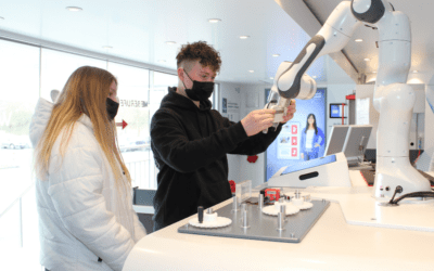 Roboter und moderner InfoTruck zeigen Industrie 4.0 an Kasseler Schulen