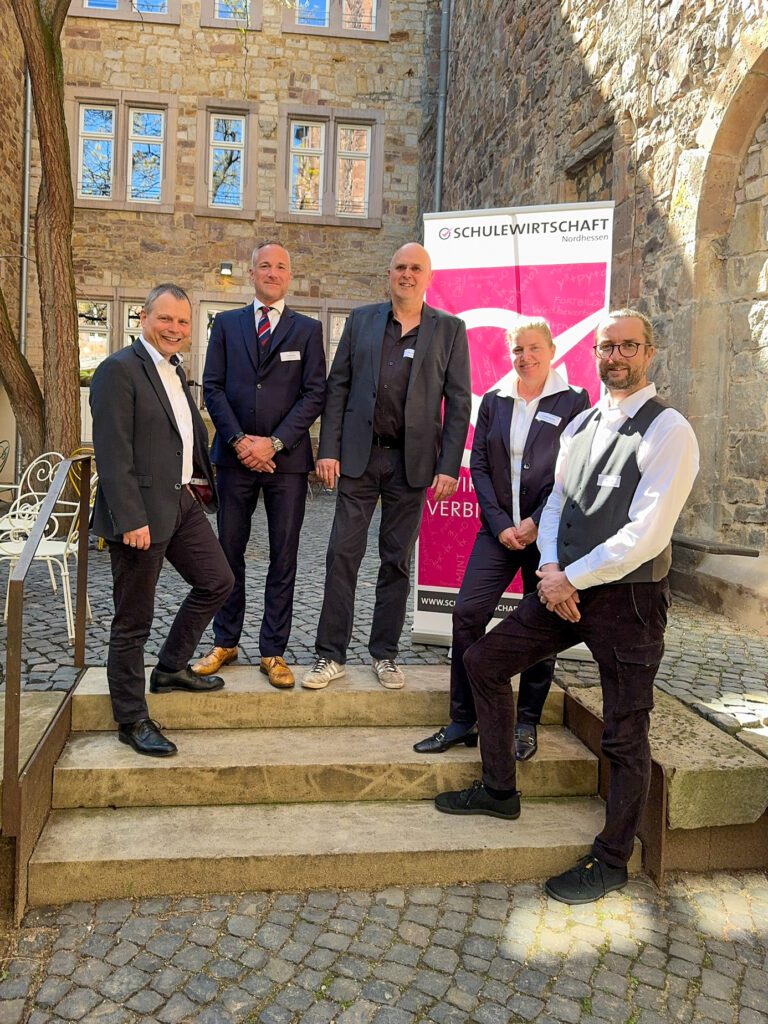 Ein Moment der Wertschätzung und des Neuanfangs: Beim Frühlingsempfang von SCHULEWIRTSCHAFT Nordhessen im Renthof Kassel verabschieden der Vorsitzende für die Wirtschaft, Dr. Hans-Friedrich Breithaupt (links), und das Geschäftsführer-Duo, Jens Nähler und Frauke Syring (rechts) den langjährigen schulseitigen Vorsitzenden Eike Pollmann (Mitte). Gleichzeitig begrüßen sie Tobias Kröck (2. v. li.) als neuen schulseitigen Vorsitzenden, der mit frischem Blick die erfolgreiche Arbeit des Netzwerks fortführen wird.