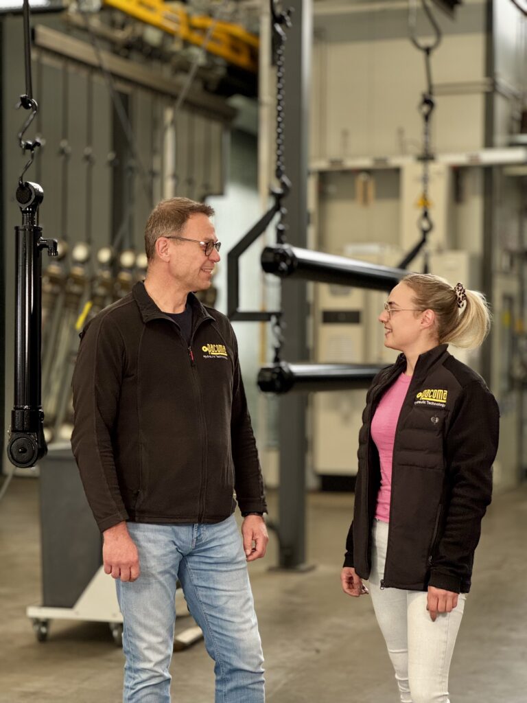 CEO Klaus Ginter im Gespräch mit einer Mitarbeiterin