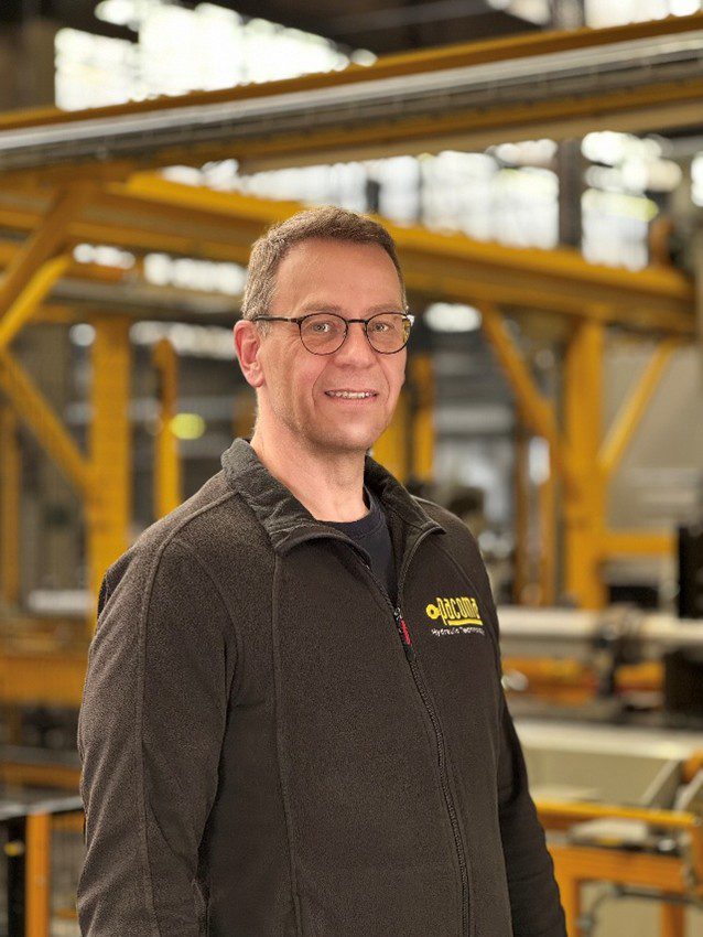 Zu sehen ist Klaus Ginter, General Manager bei Leggett & Platt Hydraulics in Eschwege in der Produktionshalle
