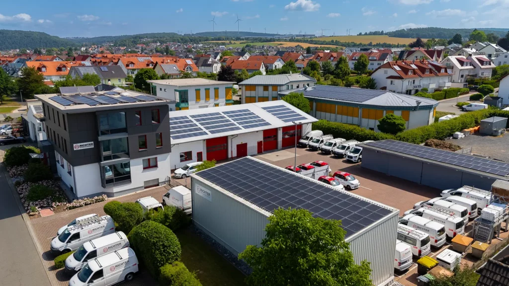 Sitz der Richter Gebäudedienste in Niestetal: Die Reinigungsexperten haben das Gebäude 2012 ausgebaut und sind nun auch mit Photovoltaikanlagen gut für die Zukunft gerüstet.