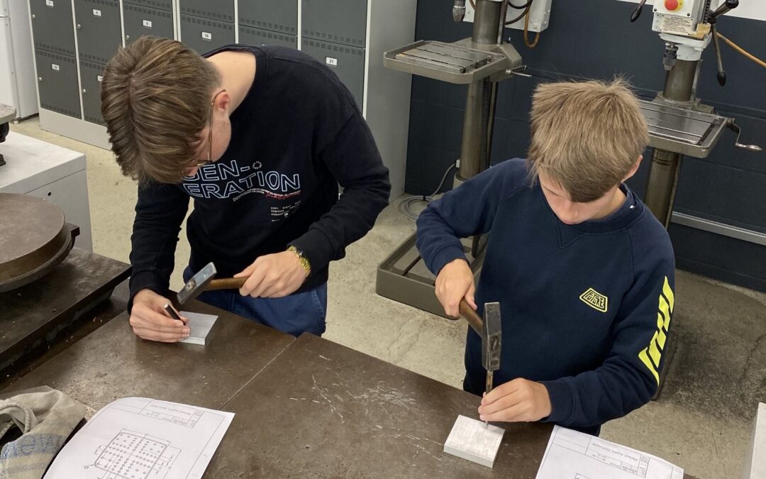 Mathe-Talente erleben Technik hautnah – Erlebnistag bei PRÄWEMA begeistert Mathe-Landessieger