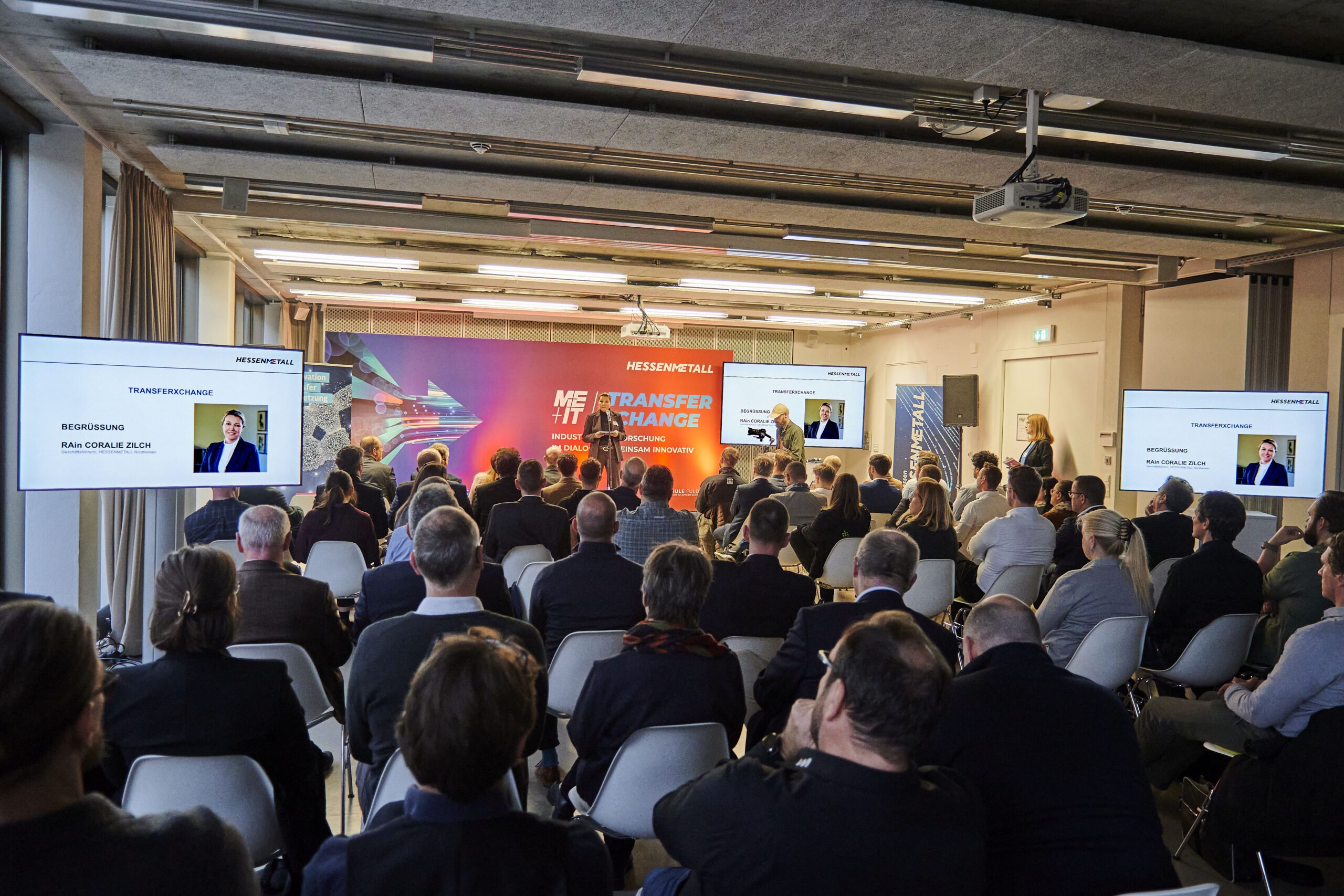 TRANSFERXCHANGE 2025 im Science Park Kassel: Industrie und Forschung gemeinsam in Aktion Coralie Zilch, Geschäftsführerin von HESSENMETALL Nordhessen, begrüßte die Gäste im Science Park Kassel.