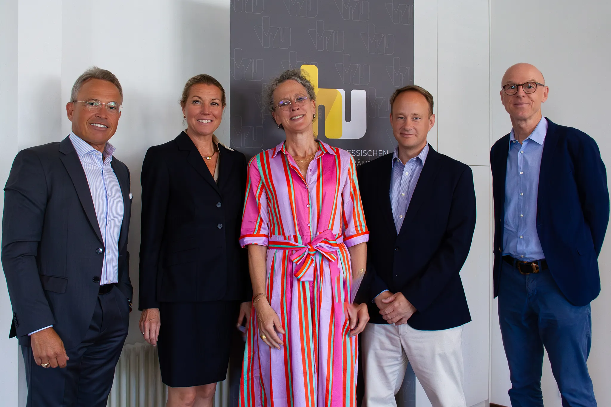 Von links: Carsten Rahier (Vorstandsvorsitzender der VhU Nordhessen), Coralie Zilch (Gesch&auml;ftsf&uuml;hrerin der VhU Nordhessen), Dr. Anne Fenge (Bauindustrieverband Hessen-Th&uuml;ringen e. V.), Dr. Vladimir von Schnurbein (stellv. Hauptgesc&auml;ftsf&uuml;hrer der VhU) und Prof. Dr. Michael Gr&ouml;mling (Institut der deutschen Wirtschaft, K&ouml;ln)