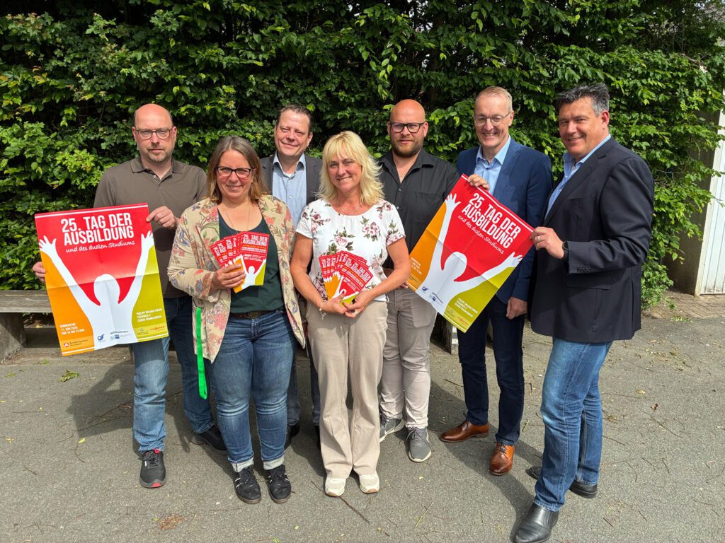 v.l. Micha Donges (Viessmann Climate Solutions) Tanja Lauber (Ortenbergschule), Björn Duen (IHK), Tanja Falcone (Kreishandwerkerschaft Waldeck-Frankenberg), Jörg Battefeld (Ortenbergschule), Bernd Wilke, Otmar Hanickel (beide Agentur für Arbeit). 