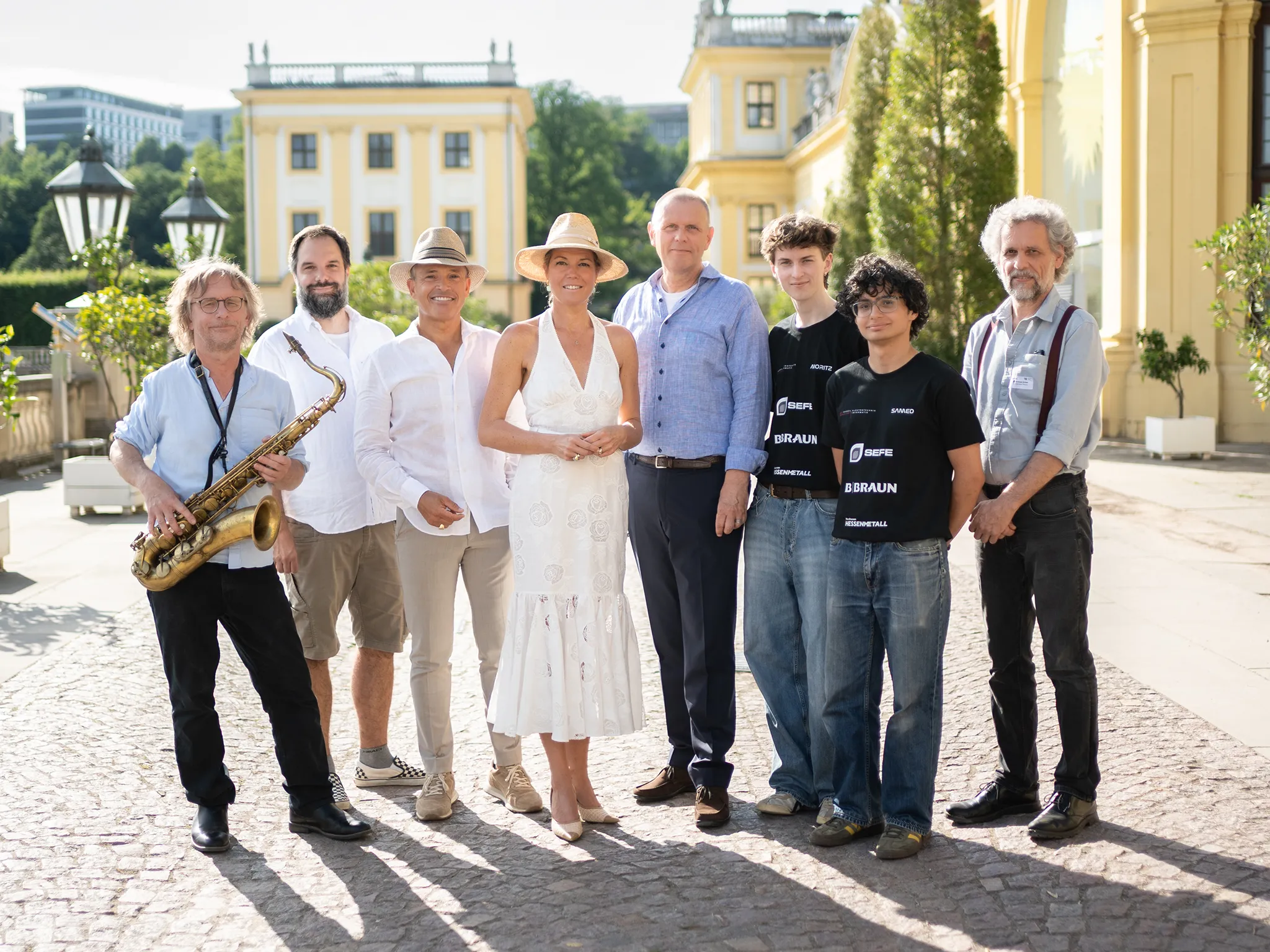Zehntes Sommerfest der nordhessischen Verbände: Kräfte bündeln, Standort stärken Von links: Thomas Tkacz von den Soulfood Strutters, vom Verein Fieseler Storch für Kassel, Carsten Rahier (Vorstandsvorsitzender VhU Nordhessen und HESSENMETALL Nordhessen), Coralie Zilch (Geschäftsführerin im HAUS DER ARBEITGEBERVERBÄNDE Nordhessen), Thomas Meyer (Vorstandsvorsitzender Unternehmerverband Nordhessen) sowie Moritz Lück und Abdülsamed Peteja vom RoboCup Team BioBrause, das von Andreas Schnell von der Universität Kassel betreut wird. (Foto: Sascha mannel / Visual Brander)