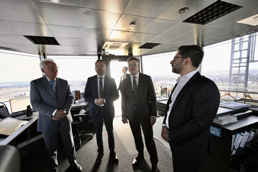 Im Tower des Airports, von links: Rheinmetall-Vorstandsvorsitzender Armin Papperger, Lars Ernst (Geschäftsführer des Airports), Ministerpräsident Boris Rhein und Wirtschaftsminister Kaweh Mansoori. (Foto: Hessische Staatskanzlei) 