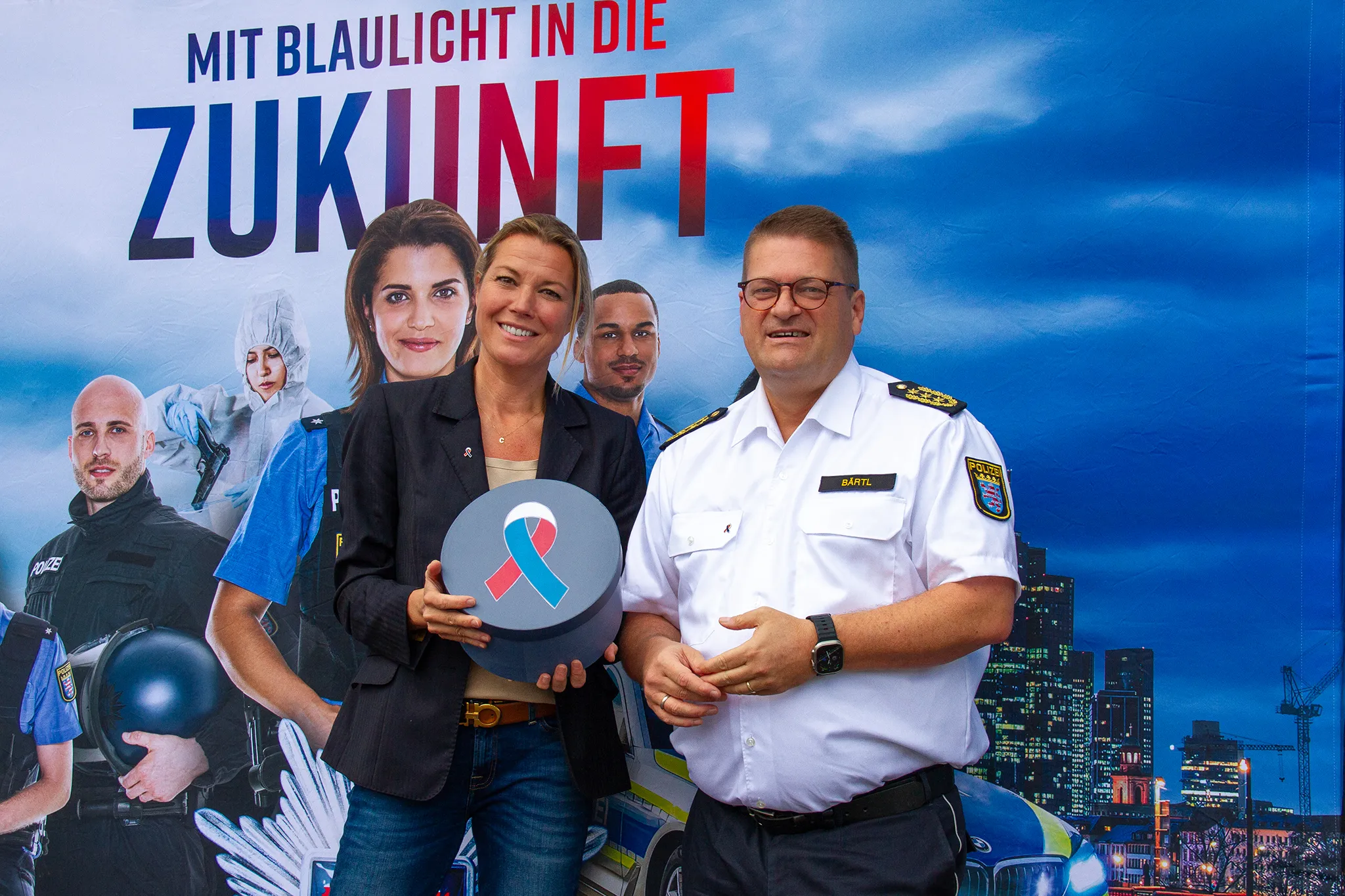 Polizeipr&auml;sident Marco B&auml;rtl &uuml;bergibt 1000 Schutzschleifen an Coralie Zilch, Gesch&auml;ftsf&uuml;hrerin von HESSENMETALL Nordhessen und Unternehmerverband Nordhessen