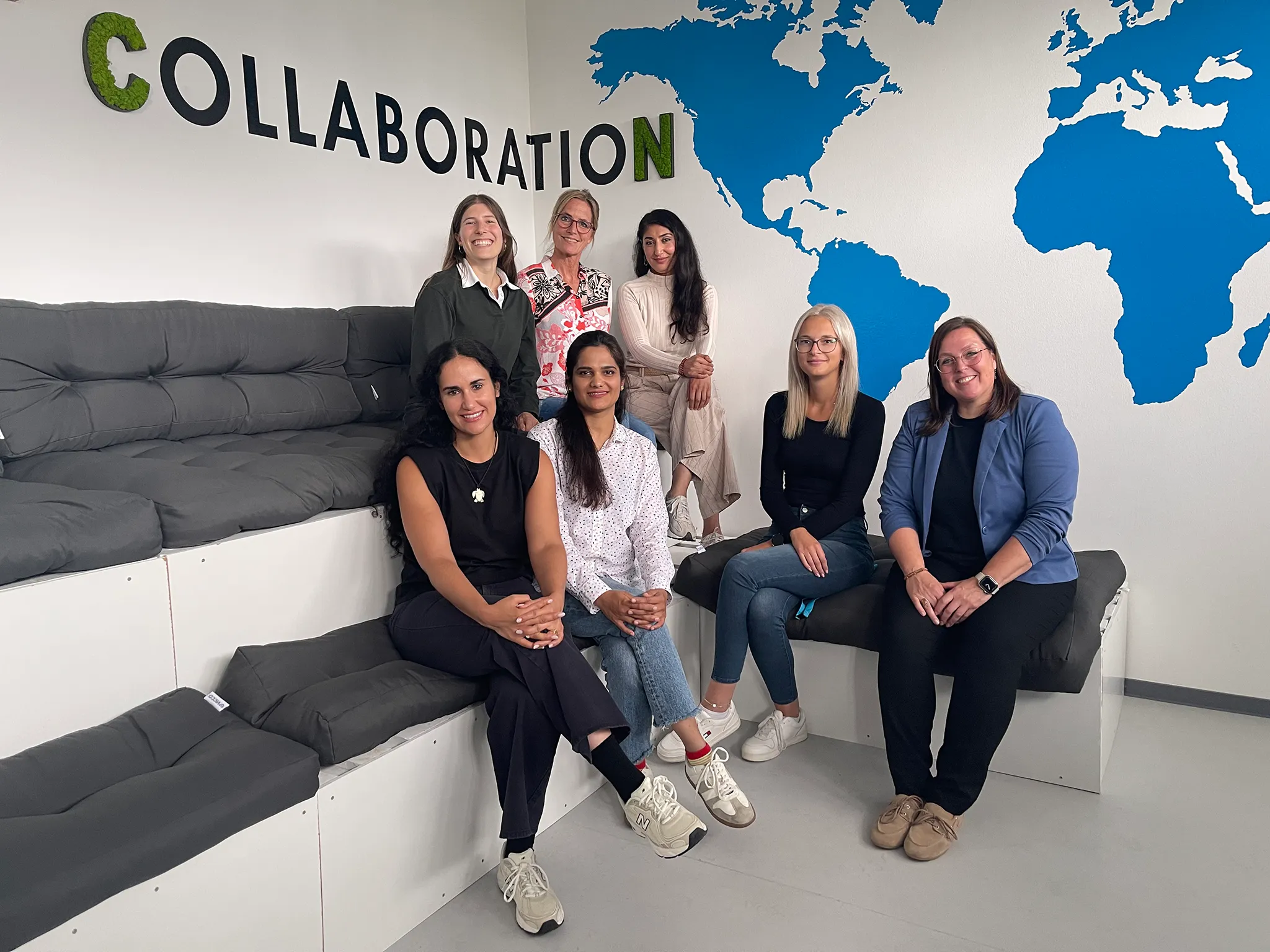 Zwischenbilanz nach rund sechs Wochen Praktikum: Beim Treffen bei der sera GmbH in Immenhausen tauschten sich die Beteiligten &uuml;ber ihre Erfahrungen aus. Vordere Reihe (v. l.): Andrea Rivero Ascanio, Madiha Siddiqui, Jennifer Fast und Jasmin Katrina (alle sera GmbH); hintere Reihe (v. l.): Joslyn Petri (UniKasselTransfer), Sandra Wilhelm (HESSENMETALL Nordhessen), Sohal Mahbubie (IQ Servicestelle Nordhessen, VSB Nordhessen)