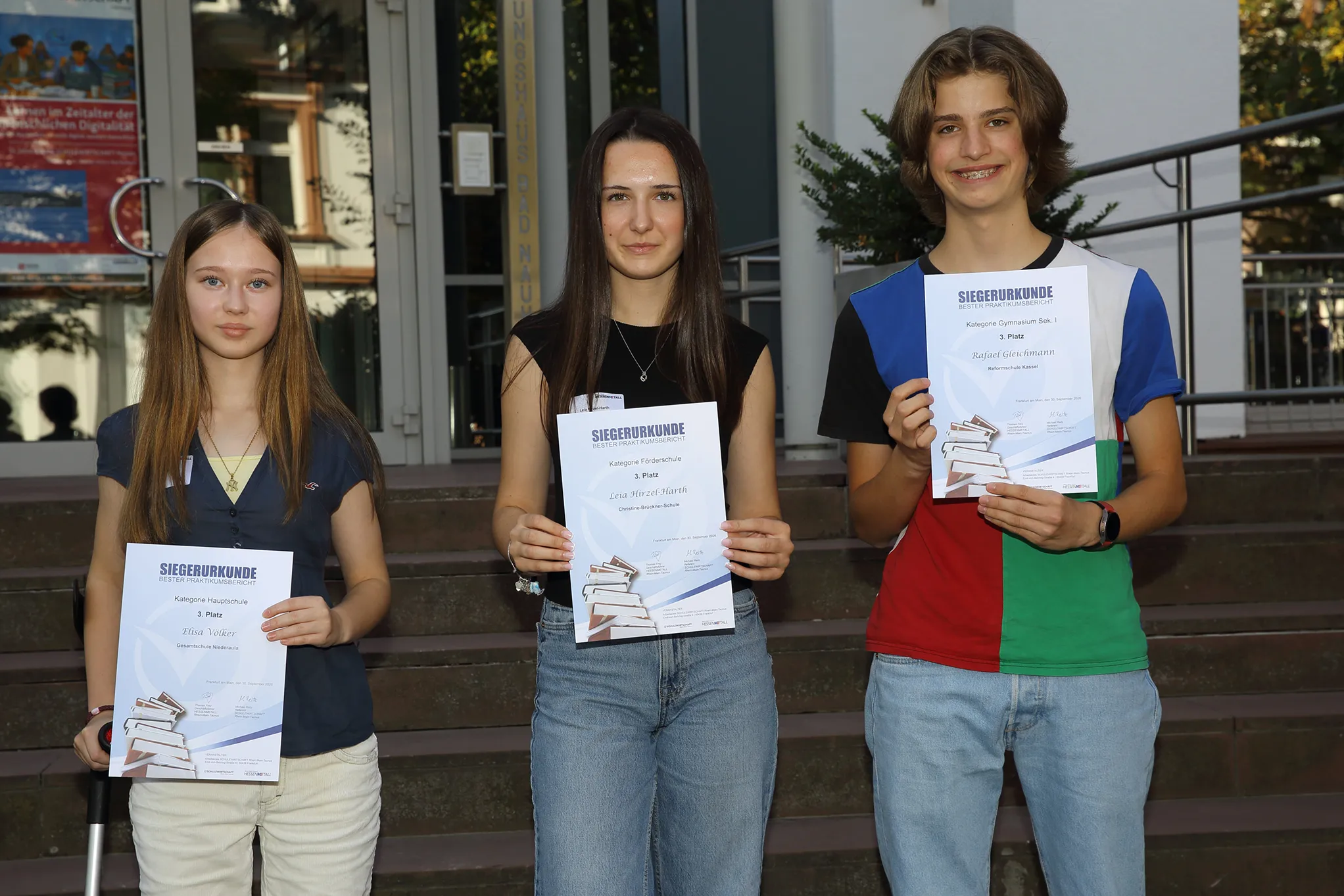 Dritte Pl&auml;tze beim Landesfinale in Bad Nauheim: Elisa V&ouml;lker (Gesamtschule Niederaula), Leia Hirzel-Harth (Christine-Br&uuml;ckner-Schule, Bad Emstal) und Rafael Gleichmann (Reformschule Kassel, von links) mit ihren Urkunden. Foto: SCHULEWIRTSCHAFT HESSEN